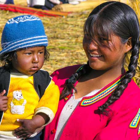 Voyage au Pérou : Jeune femme et son enfant sur les bords du lac Titicaca au Pérou