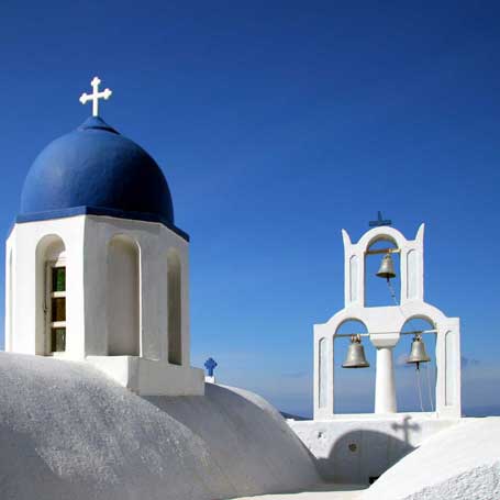 Voyage en Grèce : Chapelle à coupole bleue de l'île de Santorin en Grèce