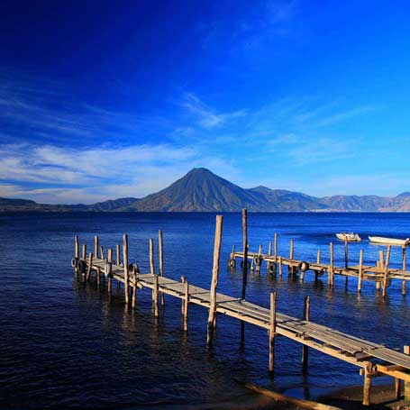 Voyage au Guatemala : Ponton sur Lac Atitlan bordé par les volcans San Pedro, Tolimán et Atitlán au Guatemala