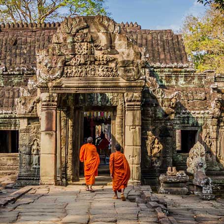 Voyage au Cambodge : Moines bouddhistes à l'entrée d'un temple sur le site d'Angkor au Cambodge