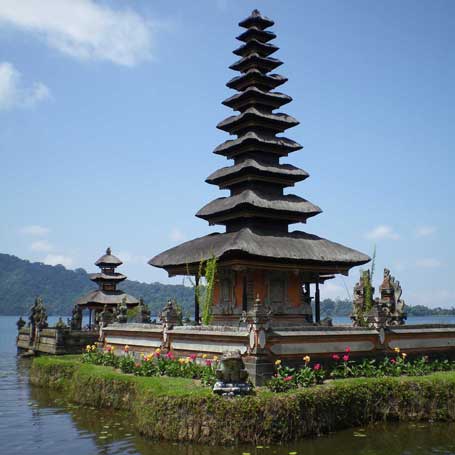 Voyage en Indonésie : Le temple d'Ulun Danu sur les rives du lac Bratan à Bali