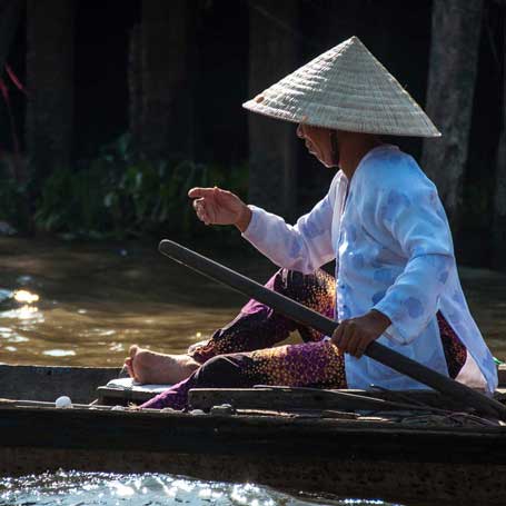 Voyage au Vietnam : Embacation traditionnelle sur un des canaux du Mékong au Vietnam