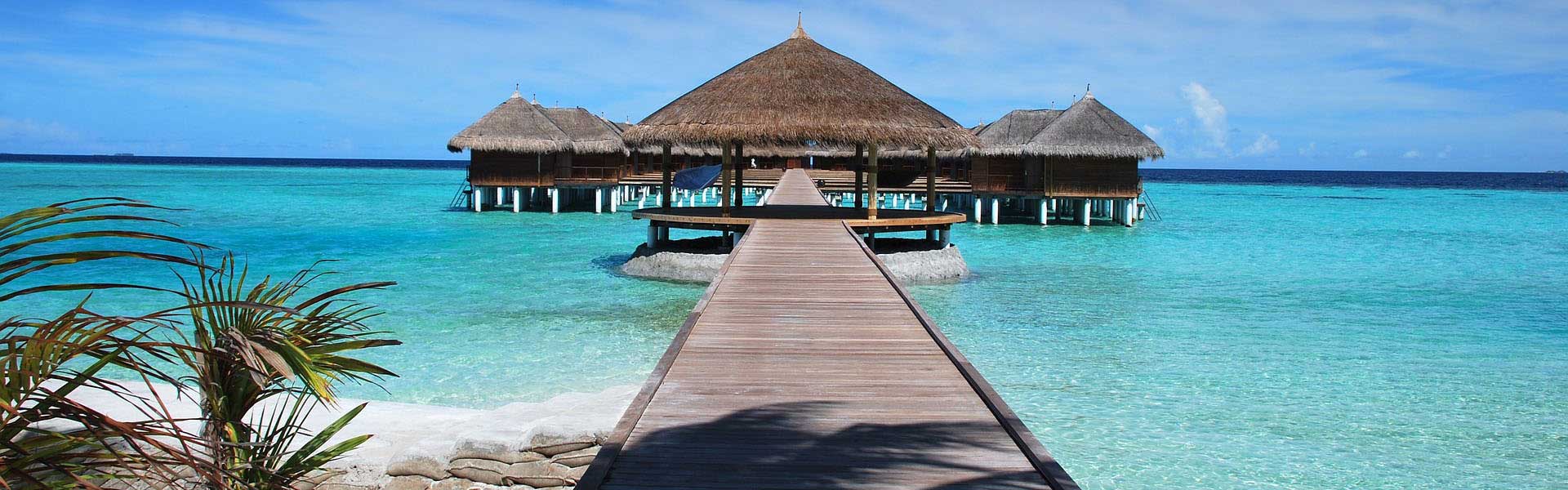 Voyage Maldives : Ponton menant vers des bungalow sur pilotis