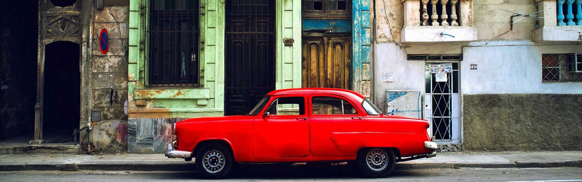 Voyage Cuba : Ancienne automobile rouge à la Havane Cuba